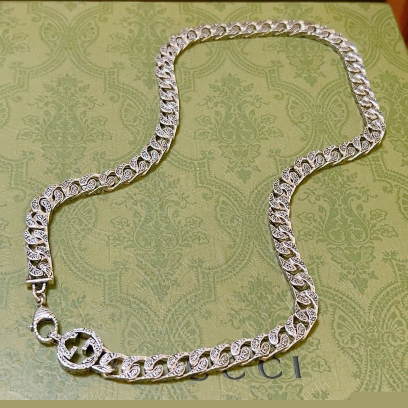 G*u*i necklaces